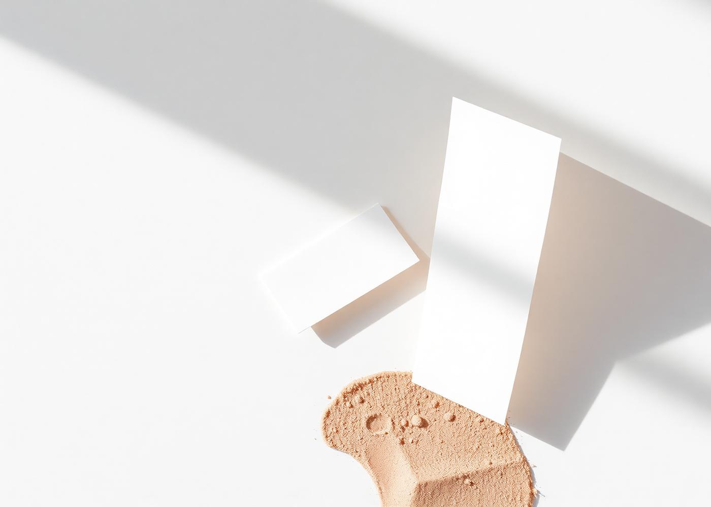 Folhas de papel dobradas projetando sombras geométricas sobre superfície clara